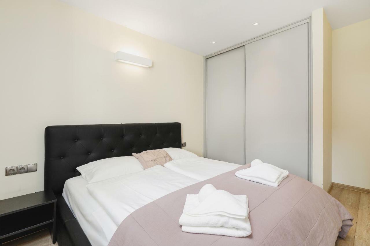 Apartments Cracow Miodowa By Renters คราคูฟ ภายนอก รูปภาพ